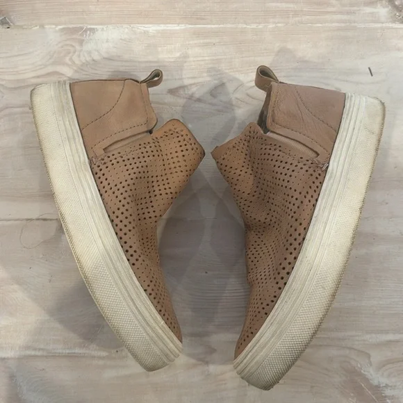 Dolce Vita Sneakers - Picture 3 of 9